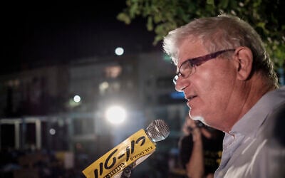 File: Ze'ev Raz speaks during a protest against a controversial agreement reached between the government and large energy companies over natural gas production, Tel Aviv, on November 28, 2015. (Tomer Neuberg/Flash90)