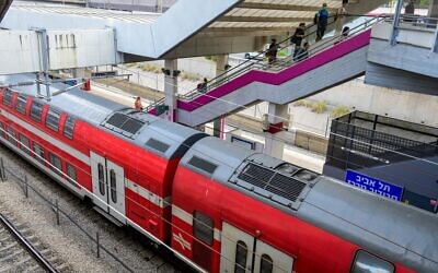 Tel Aviv Savidor Central railway station on June 22, 2020. (Avshalom Sassoni/Flash90)