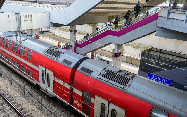 Tel Aviv Savidor Central railway station on June 22, 2020. (Avshalom Sassoni/Flash90)