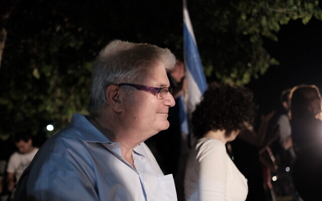 Zeev Raz speaks during a protest rally in central Tel Aviv, on November 28, 2015. (Tomer Neuberg/Flash90) Zeev Raz speaks during a protest rally in central Tel Aviv, on November 28, 2015. (Tomer Neuberg/Flash90)