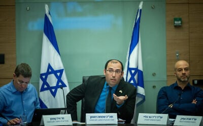 Chairman of the Knesset Constitution, Law and Justice Committee MK Simcha Rothman leads a committee hearing, February 6, 2023. (Yonatan Sindel/Flash90)