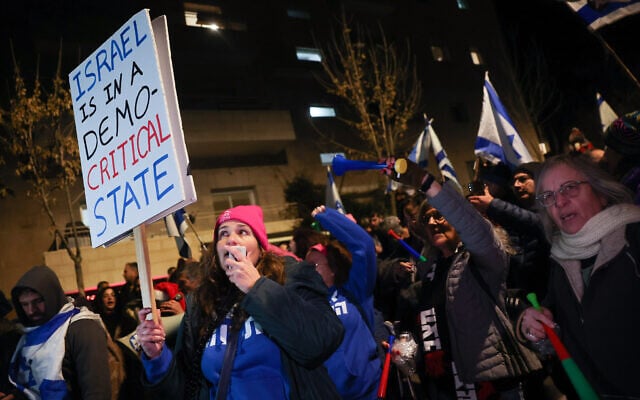 Anti-government protesters rally near Prime Minister Benjamin Netanyahu's apartment in Jerusalem, on February 9, 2023. (Yonatan Sindel/Flash90) Anti-government protesters rally near Prime Minister Benjamin Netanyahu's apartment in Jerusalem, on February 9, 2023. (Yonatan Sindel/Flash90)