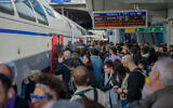 Israelis crowd the train on their way to Jerusalem, where thousands are expected to protest outside the Knesset against the government's planned legal reforms. February 13, 2023. (Eric Marmon/FLASH90)
