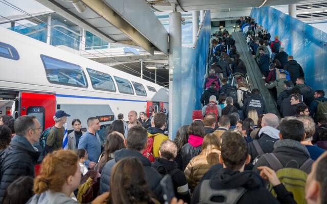 Israelis crowd the train on their way to Jerusalem, where thousands are expected to protest outside the Knesset against the government's planned legal reforms. February 13, 2023. (Eric Marmon/FLASH90)