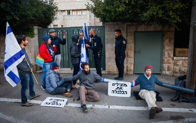 Anti-government protesters outside Economy Minister Nir Barkat's home in Jerusalem on February 22, 2023. (Erik Marmor/Flash90) Anti-government protesters outside Economy Minister Nir Barkat's home in Jerusalem on February 22, 2023. (Erik Marmor/Flash90)