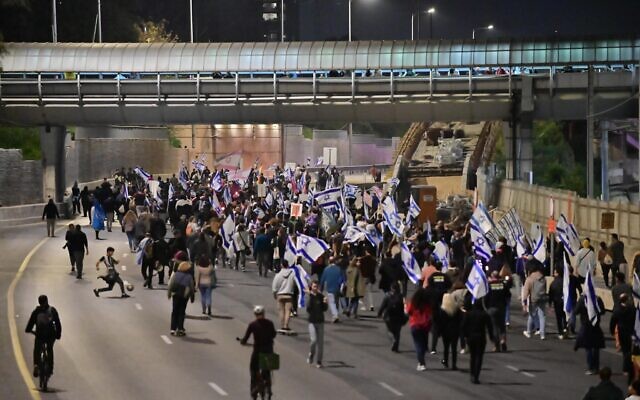 Israelis block the Ayalon Highway in Tel Aviv during a protest against the Israeli government's planned judicial overhaul, February 25, 2023. Photo by Tomer Neuberg/Flash90 *** Local Caption *** îçàä ðâã äøôåøîä äîùôèéú áøçåáåú ú"à
úì àáéá
äôâðä
ãâìé éùøàì
öòãä Israelis block the Ayalon Highway in Tel Aviv during a protest against the Israeli government's planned judicial overhaul, February 25, 2023. Photo by Tomer Neuberg/Flash90 *** Local Caption *** îçàä ðâã äøôåøîä äîùôèéú áøçåáåú ú"à
úì àáéá
äôâðä
ãâìé éùøàì
öòãä