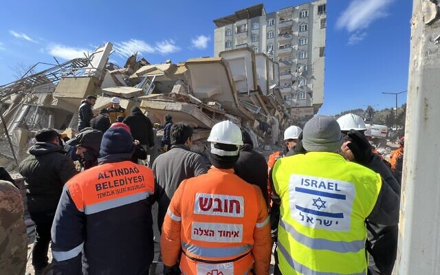 Local and Israeli rescuers search for people in destroyed buildings in Kahramanmaraş, southern Turkey, February 8, 2023. (Courtesy/Israeli Foreign Ministry) Local and Israeli rescuers search for people in destroyed buildings in Kahramanmaraş, southern Turkey, February 8, 2023. (Courtesy/Israeli Foreign Ministry)