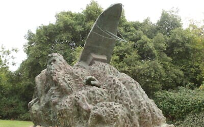 A memorial dedicated to the Jewish boatmen lost at sea during World War II in North Tel Aviv. (Shmuel Bar-Am)