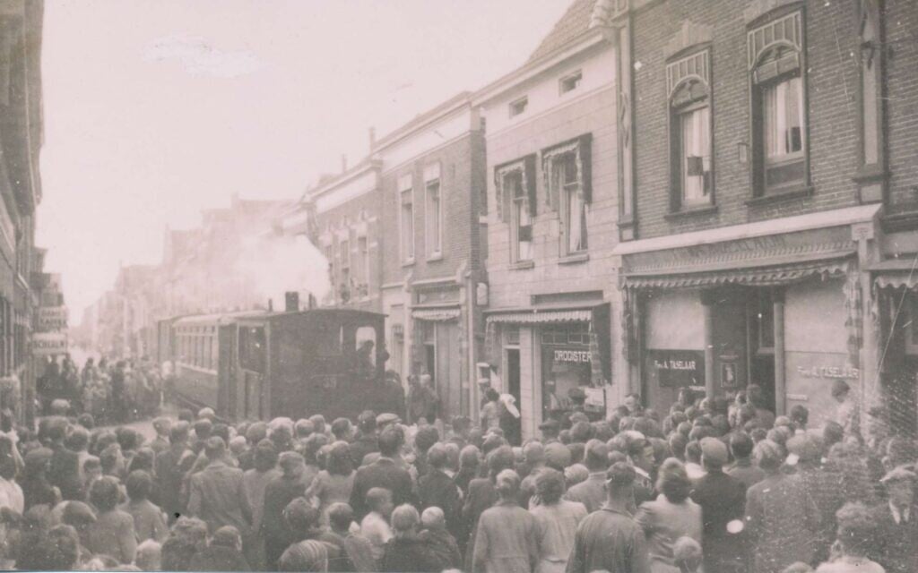 Crowd gather while Jews are deported from Oud Beijerland, Netherlands, during the Holocaust (public domain)