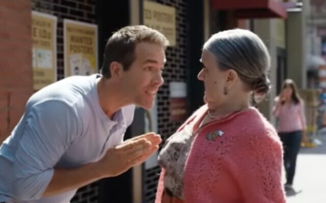 Actor Ryan Reynolds and Anabel Graetz in a scene from 'Free Guy.' (screenshot)