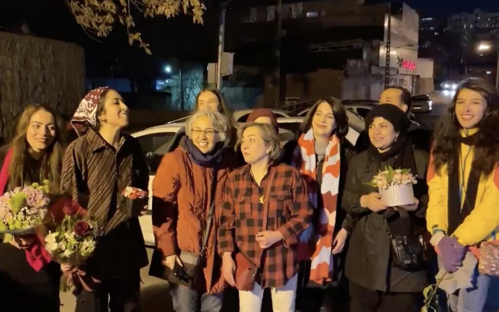 In a video posted to the Twitter account of Alieh Motalebzadeh on February 9, 2023, a group of Iranian women activists chant pro-protest slogans after being freed from Tehran's Evin prison. (Twitter screenshot; used in accordance with Clause 27a of the Copyright Law) In a video posted to the Twitter account of Alieh Motalebzadeh on February 9, 2023, a group of Iranian women activists chant pro-protest slogans after being freed from Tehran's Evin prison. (Twitter screenshot; used in accordance with Clause 27a of the Copyright Law)