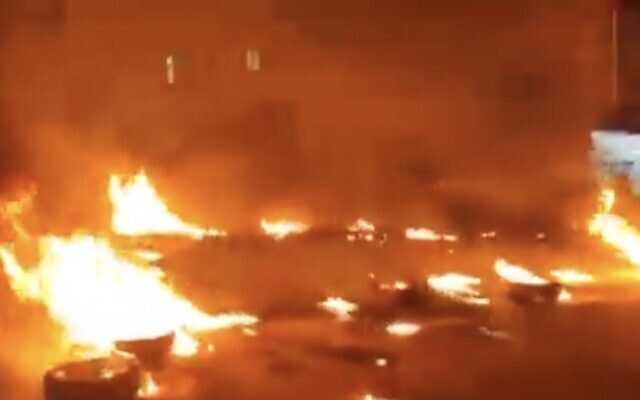 A screenshot of video shared by the Hengaw Human Rights Organization on February 17, 2023, showing the burning of tires during unrest in the Iranian city of Sanandaj. (Twitter video screenshot: Used in accordance with Clause 27a of the Copyright Law) A screenshot of video shared by the Hengaw Human Rights Organization on February 17, 2023, showing the burning of tires during unrest in the Iranian city of Sanandaj. (Twitter video screenshot: Used in accordance with Clause 27a of the Copyright Law)