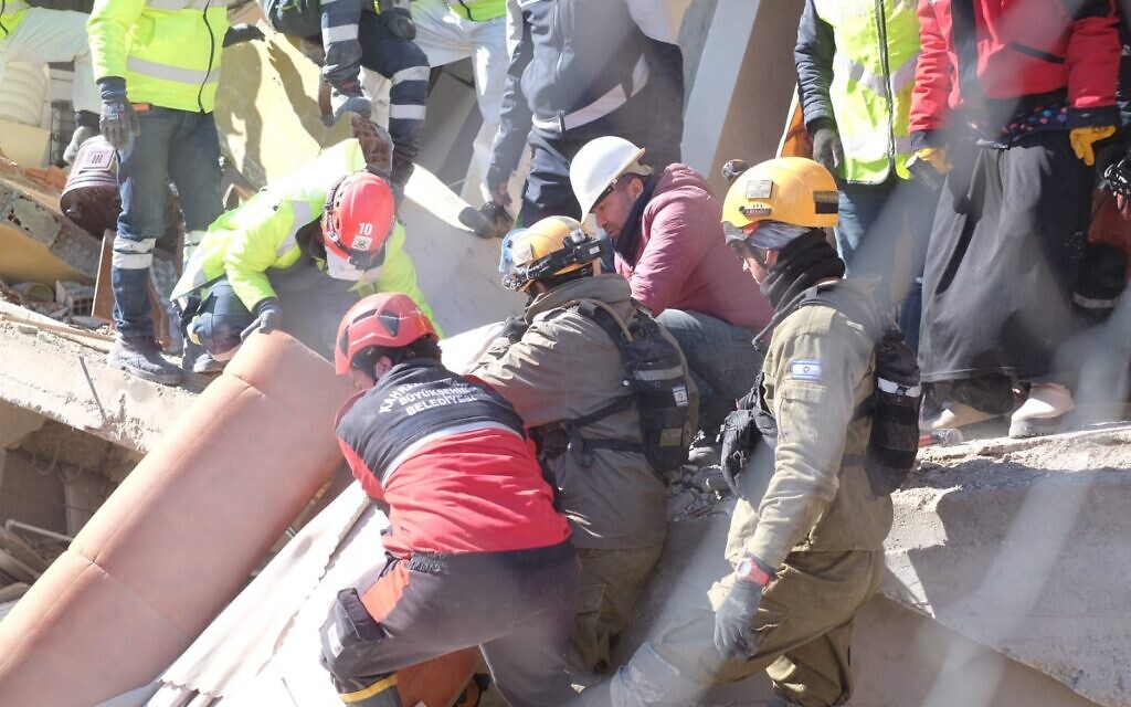 Israeli and local rescue teams work to retrieve survivors from the rubble of collapsed buildings in Kahramanmaras, on February 8, 2023, following a 7.8-magnitude earthquake that struck southeast Turkey. (Judah Ari Gross/Times of Israel)
