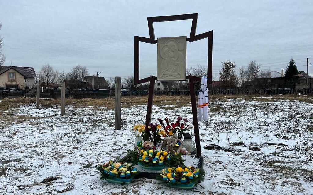 The wreath laid by Foreign Minister Eli Cohen in Bucha, Ukraine, February 16, 2023 (Lazar Berman/The Times of Israel)