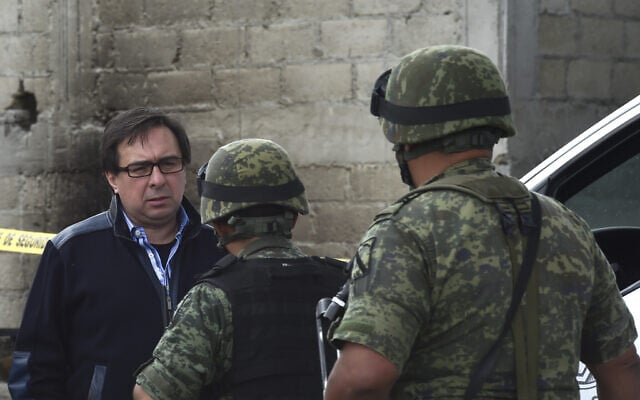 The former director of the Criminal Investigation Agency, Tomas Zeron (L), arrives at the house at the end of the tunnel through which Mexican drug lord Joaquin "El Chapo" Guzman could have escaped from the Altiplano prison, in Almoloya de Juarez, Mexico, on July 12, 2015. (AFP/YURI CORTEZ) The former director of the Criminal Investigation Agency, Tomas Zeron (L), arrives at the house at the end of the tunnel through which Mexican drug lord Joaquin "El Chapo" Guzman could have escaped from the Altiplano prison, in Almoloya de Juarez, Mexico, on July 12, 2015. (AFP/YURI CORTEZ)
