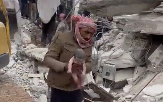 Screen capture from video of a newborn baby who was rescued from rubble following an earthquake in Syria, February 7, 2023. (Twitter. Used in accordance with Clause 27a of the Copyright Law) Screen capture from video of a newborn baby who was rescued from rubble following an earthquake in Syria, February 7, 2023. (Twitter. Used in accordance with Clause 27a of the Copyright Law)