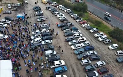 Hundreds of IDF reservists and veterans begin a march from Latrun to Jerusalem to protest the government's judicial overhaul plans, February 7, 2023. (Screenshot: Twitter; used in accordance with Clause 27a of the Copyright Law)