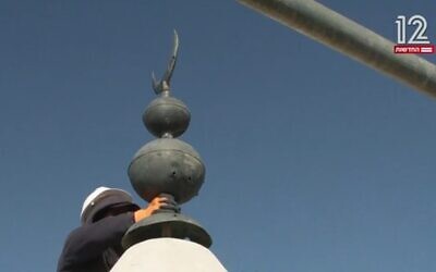 Replacing the decorative metal finial atop the renovated Tower of David (Channel 12 news screenshot; used in accordance with Clause 27a of the Copyright Law)