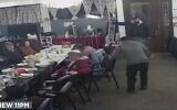 A screen grab from video footage of a suspect, identified by police as 51-year-old Dmitri Mishin, at a synagogue in San Francisco on February 1, 2023 firing a gun loaded with what police believe to have been blanks. (Screenshot from ABC7 news, used in accordance with Clause 27a of the Copyright Law)