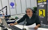 Danny Zaken broadcasts from the Kol Yisrael studios in Jerusalem, November 2016. (Wikimedia Commons/CC BY-SA 4.0)