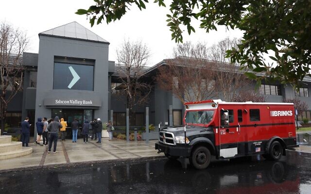 A Brinks armored truck sits parked in front of the shuttered Silicon Valley Bank headquarters on March 10, 2023, in Santa Clara, California. (Justin Sullivan/Getty Images/AFP) A Brinks armored truck sits parked in front of the shuttered Silicon Valley Bank headquarters on March 10, 2023, in Santa Clara, California. (Justin Sullivan/Getty Images/AFP)