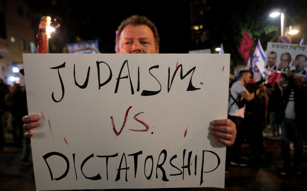 Protesters gather during a rally against the government's controversial judicial overhaul bill in Tel Aviv on March 18, 2023. (JACK GUEZ / AFP)