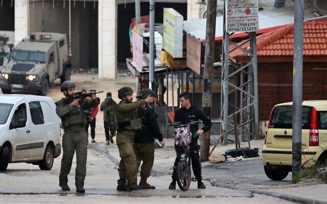 Israeli soldiers patrol in the town of Huwara, in the West Bank, following a shooting attack on an Israeli man, March 19, 2023. (JAAFAR ASHTIYEH / AFP) Israeli soldiers patrol in the town of Huwara, in the West Bank, following a shooting attack on an Israeli man, March 19, 2023. (JAAFAR ASHTIYEH / AFP)