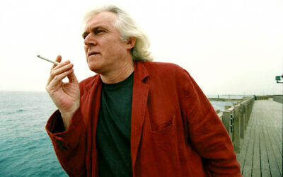 Israeli poet and translator Meir Wieseltier in Tel Aviv in 2000. (Moshe Shai/Flash90)