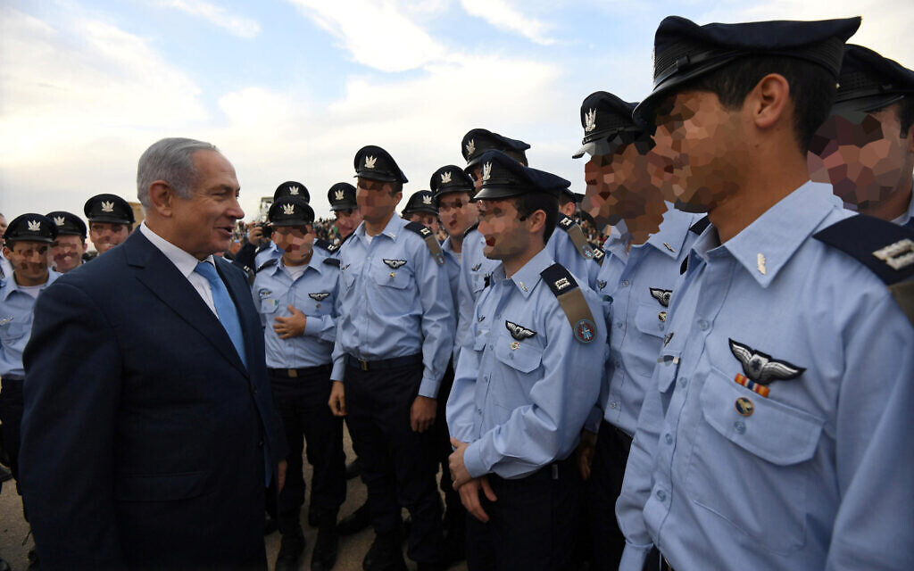 FILE: Prime Minister Benjamin Netanyahu meets Israeli Air Force pilot training graduates, at Hatzerim Air Base in the Negev desert, December 27, 2017. (Haim Zach/GPO) FILE: Prime Minister Benjamin Netanyahu meets Israeli Air Force pilot training graduates, at Hatzerim Air Base in the Negev desert, December 27, 2017. (Haim Zach/GPO)