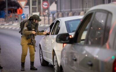 Illustrative: Israeli soldiers question motorists at the 'Tunnels' checkpoint, near Jerusalem, October 12, 2022. (Yonatan Sindel/Flash9)