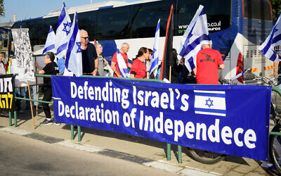 IDF reservists protest against the government's planned judicial overhaul, in Ramat Aviv, March 1, 2023 (Avshalom Sassoni/Flash90)
