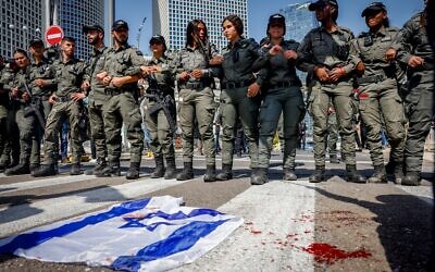 Security personnel face off with protesters opposed to the government's judicial overhaul, in Tel Aviv, March 1, 2023. (Erik Marmor/Flash90)