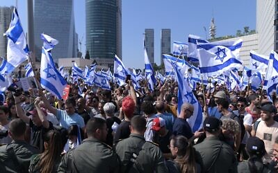 Israelis block a road and clash with police as they protest against the Israeli government's planned judicial overhaul, in Tel Aviv, March 1, 2023. (Tomer Neuberg/Flash90)