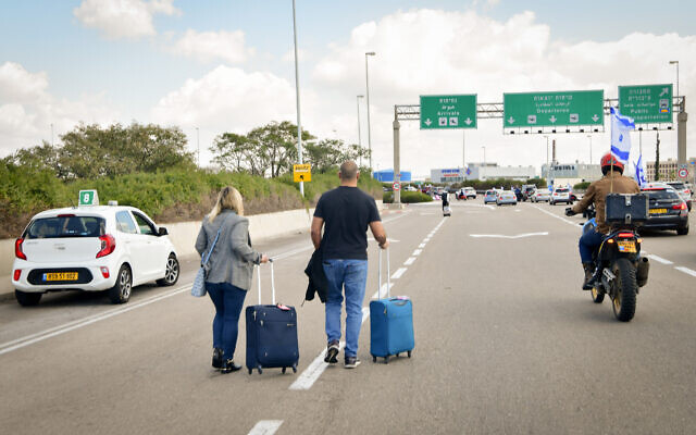 Travelers on their way to Ben Gurion Airport, where flights were delayed due to protesters blocking the road to the airport, March 9, 2023. (Avshalom Sassoni/Flash90) Travelers on their way to Ben Gurion Airport, where flights were delayed due to protesters blocking the road to the airport, March 9, 2023. (Avshalom Sassoni/Flash90)