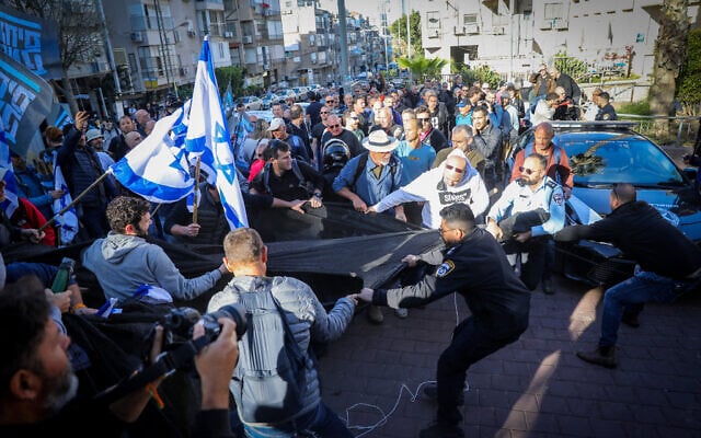 Reserve soldiers and activists protest against the government's planned judicial overhaul, in the city of Bnei Brak, March 16, 2023. (Flash90) Reserve soldiers and activists protest against the government's planned judicial overhaul, in the city of Bnei Brak, March 16, 2023. (Flash90)