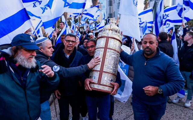 Right-wing Israelis attend a rally in support of the government's judicial overhaul, in Tel Aviv, March 30, 2023. (Erik Marmor/Flash90)