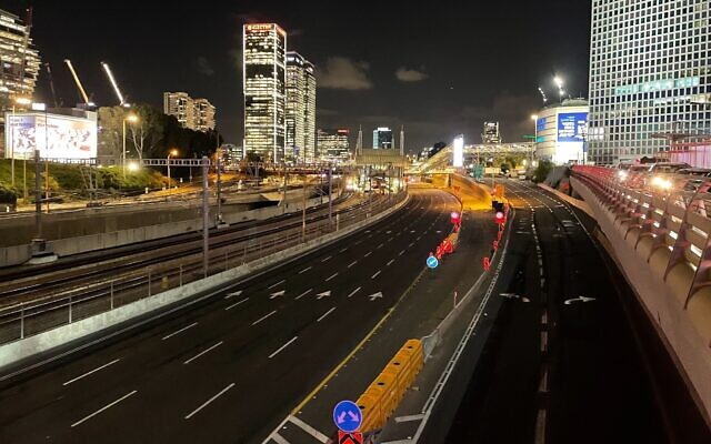 Tel Aviv's Ayalon Highway is blocked by supporters of the government's judicial overhaul, March 30, 2023. (Carrie Keller-Lynn/Times of Israel) Tel Aviv's Ayalon Highway is blocked by supporters of the government's judicial overhaul, March 30, 2023. (Carrie Keller-Lynn/Times of Israel)