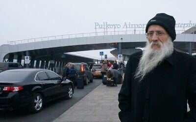 Yosef Mendelevitch visiting St. Petersburg Airport, November 30, 2014. (Canaan Lidor)
