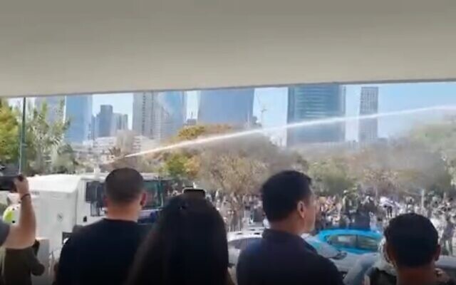 Police deploy water cannons against protesters in Tel Aviv on March 1, 2023. (Screenshot) Police deploy water cannons against protesters in Tel Aviv on March 1, 2023. (Screenshot)