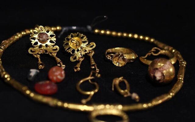 Entire jewelry collection from the Mount Scopus coffin (Emile Aladjem/IAA)