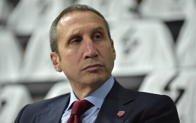 Then-Olympiacos' US head coach forward David Blatt looks on during the Euroleague basketball match between LDLC ASVEL Lyon-Villeurbanne and Olympiakos Basket Balle in Villeurbanne, central-eastern France on October 4, 2019. (ROMAIN LAFABREGUE / AFP / File) Then-Olympiacos' US head coach forward David Blatt looks on during the Euroleague basketball match between LDLC ASVEL Lyon-Villeurbanne and Olympiakos Basket Balle in Villeurbanne, central-eastern France on October 4, 2019. (ROMAIN LAFABREGUE / AFP / File)