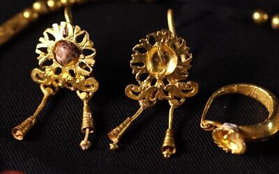 Golden earrings (Emile Aladjem/IAA)