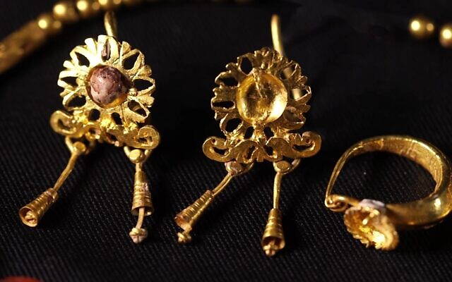 Golden earrings (Emile Aladjem/IAA)