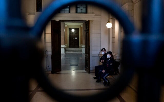 Illustrative: Police officers wait outside a court room in Vienna, on October 18, 2022. ( JOE KLAMAR / AFP) Illustrative: Police officers wait outside a court room in Vienna, on October 18, 2022. ( JOE KLAMAR / AFP)