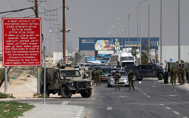 Israeli soldiers man a checkpoint at the entrance of Jericho in the West Bank, on February 28, 2023. (AHMAD GHARABLI / AFP) Israeli soldiers man a checkpoint at the entrance of Jericho in the West Bank, on February 28, 2023. (AHMAD GHARABLI / AFP)