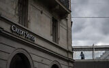 A person talks on the phone at the Credit Suisse bank headquarters in Zurich on March 20, 2023 (Fabrice COFFRINI / AFP)