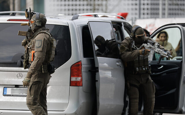 Illustrative: German police officers prepare their equipment in Berlin on March 31, 2023. (Odd ANDERSEN / AFP) Illustrative: German police officers prepare their equipment in Berlin on March 31, 2023. (Odd ANDERSEN / AFP)
