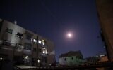 Flares of Syrian air defense rockets are seen in the sky of Damascus on April 4, 2023. (STRINGER / AFP)