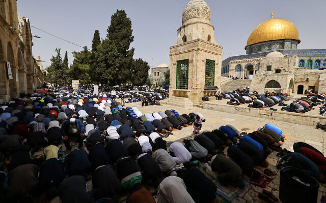 Muslims pray during the third Friday Noon prayer of the Islamic holy month of Ramadan on the Temple Mount in Jerusalem on April 7, 2023. (Ahmad Gharabli/AFP) Muslims pray during the third Friday Noon prayer of the Islamic holy month of Ramadan on the Temple Mount in Jerusalem on April 7, 2023. (Ahmad Gharabli/AFP)