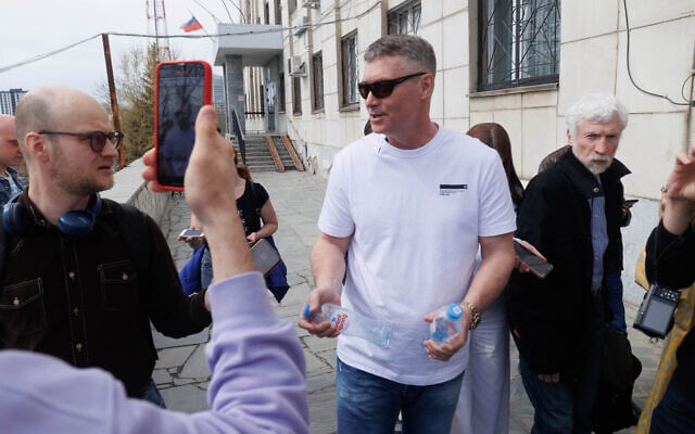 Russian opposition figure and former mayor, Yevgeny Roizman, talks to the media after a court hearing in Yekaterinburg on April 26, 2023. (Anna Yurieva/AFP) Russian opposition figure and former mayor, Yevgeny Roizman, talks to the media after a court hearing in Yekaterinburg on April 26, 2023. (Anna Yurieva/AFP)